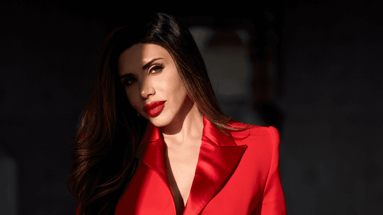 Woman in a red blazer promoting the VIXA AI dating clarity app for women.