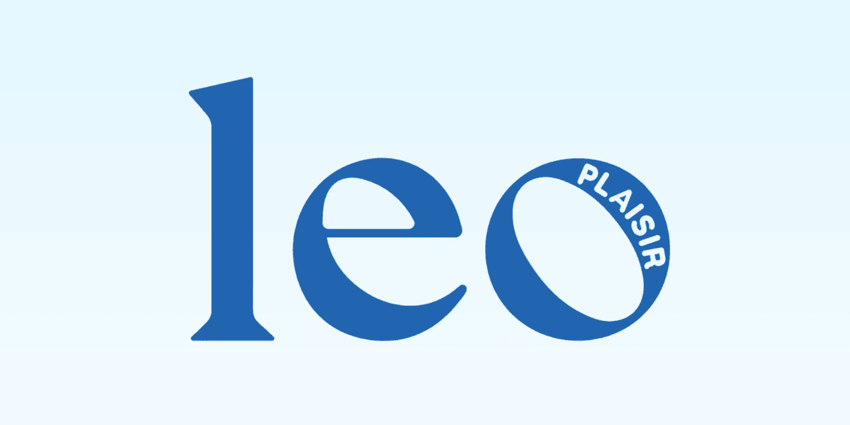 Blue LEO Plaisir logo featuring stylized “leo” lettering with circular “o” design and light background.