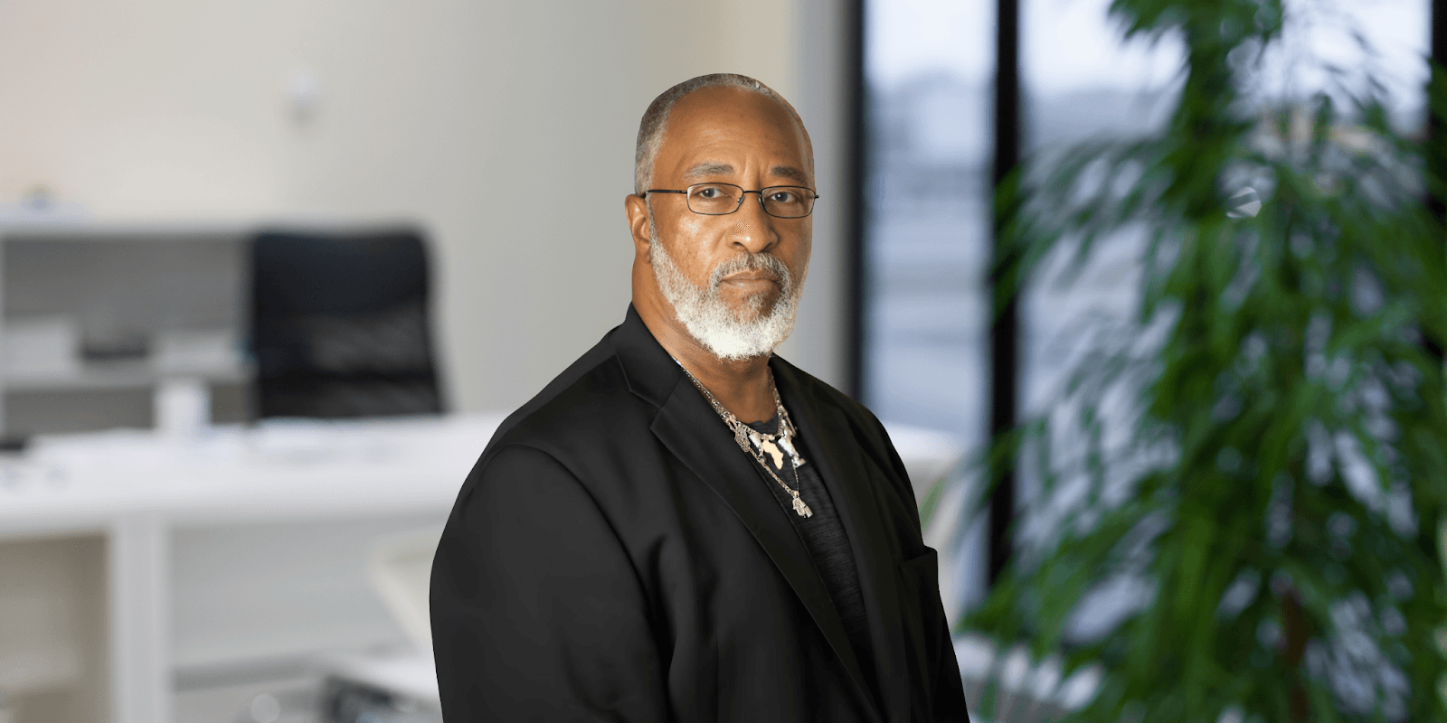 Darius Ross: Author and speaker sharing guerrilla strategy for overcoming adversity and building mental resilience.