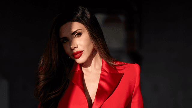 Woman in a red blazer promoting the VIXA AI dating clarity app for women.