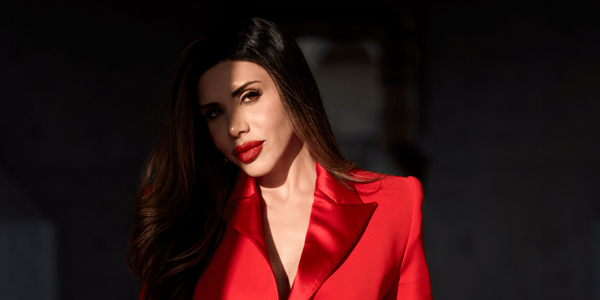 Woman in a red blazer promoting the VIXA AI dating clarity app for women.