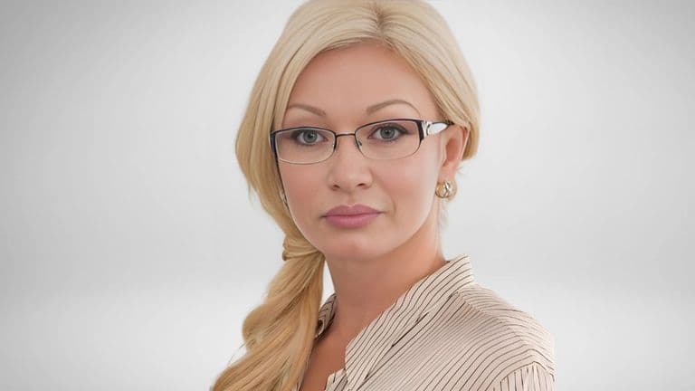 Anastaszia Cash, owner of Desert Divas and Dons Medical Spa, in a professional portrait with glasses.