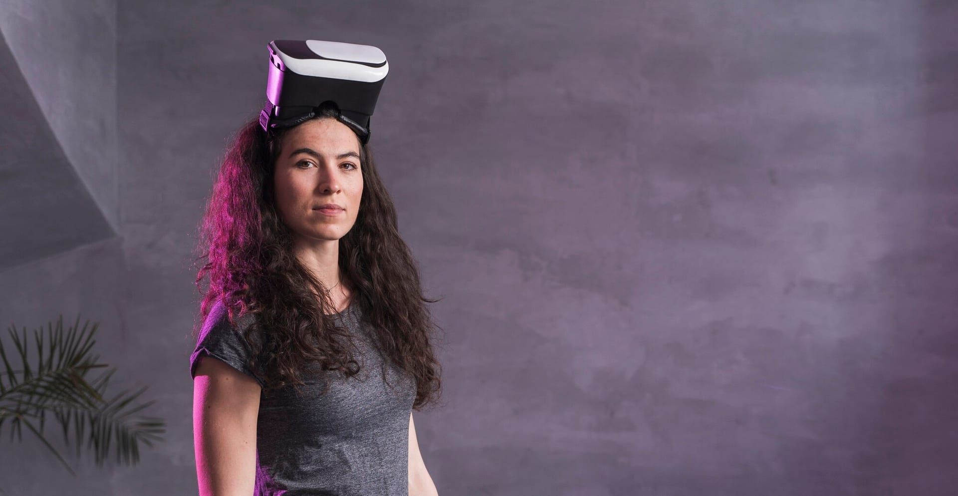 Woman Wearing Vr Set Wearing Grey T Shirt 23 2148513418