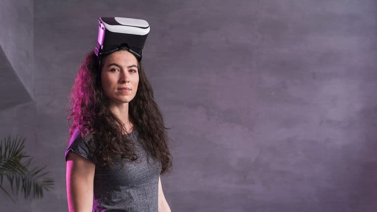 Woman Wearing Vr Set Wearing Grey T Shirt 23 2148513418